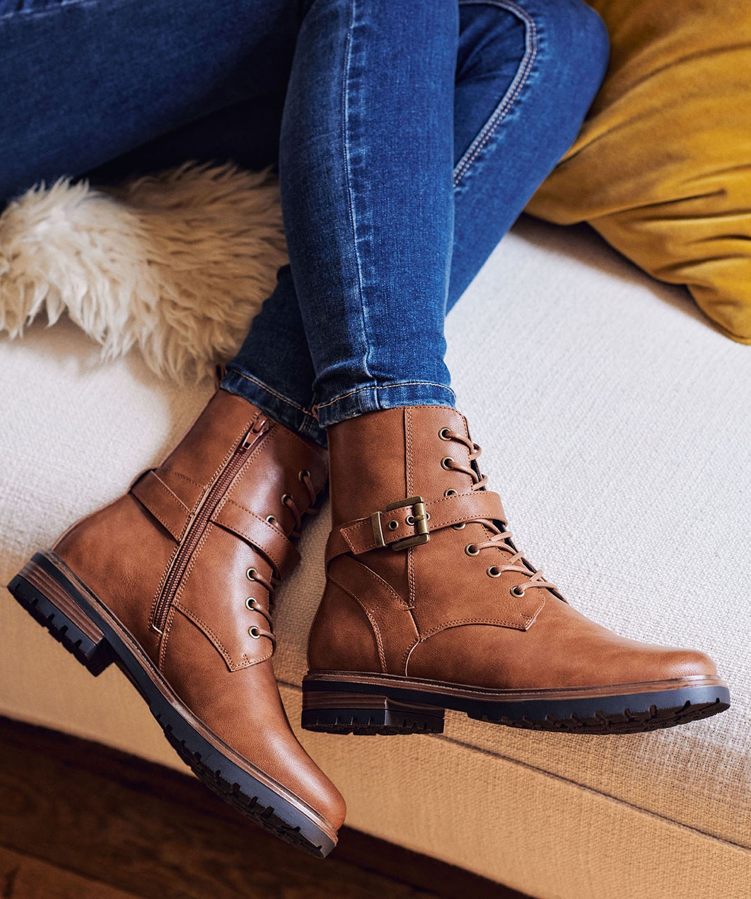 boots-femme-marron-205xeq-1.jpg Boots femme à semelle crantée avec zip et bout amande marron clair | GEMO – Image 1