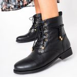 Boots femme à talon plat avec cordelette tressée et nouée embouts dorés