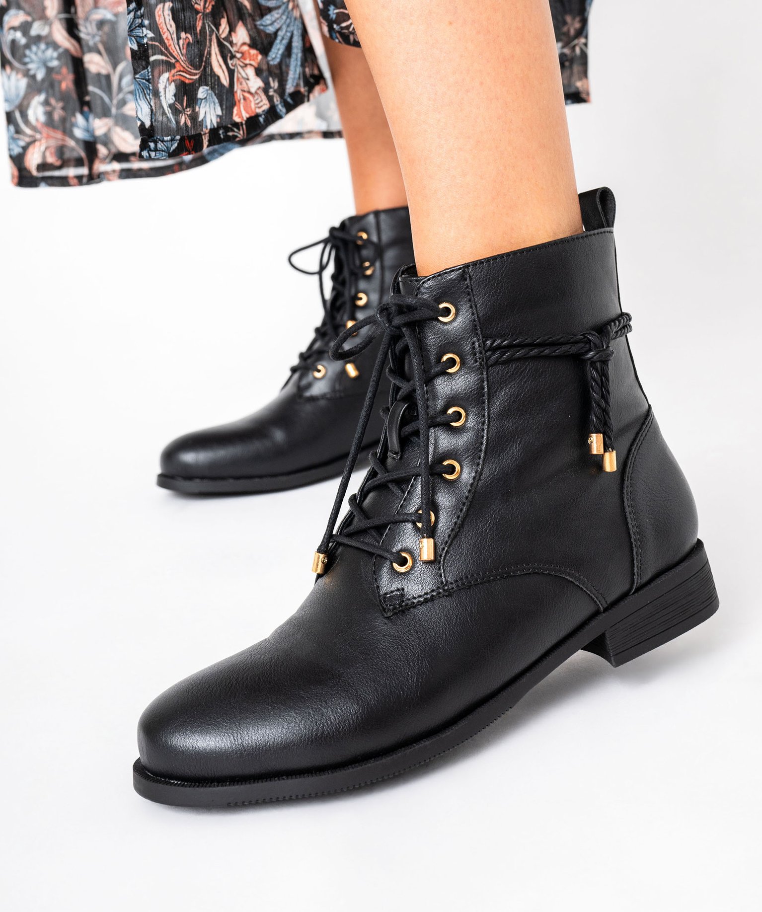 boots-femme-noir-324jlh-1.jpg Boots femme à talon plat avec cordelette tressée et nouée embouts dorés – Image 1