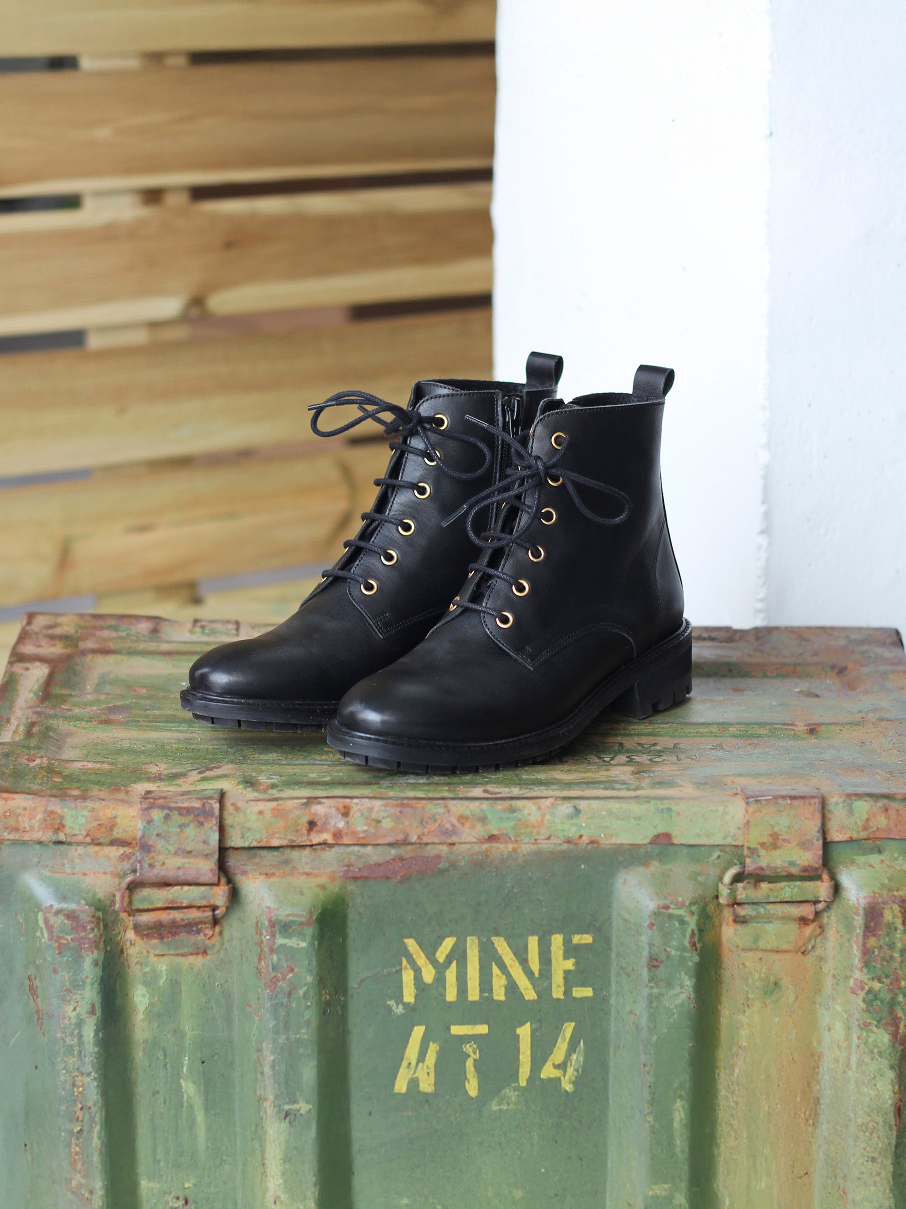 boots-noir-260tvn-1.jpg Bottines plates à lacet cuir noir – Image 1