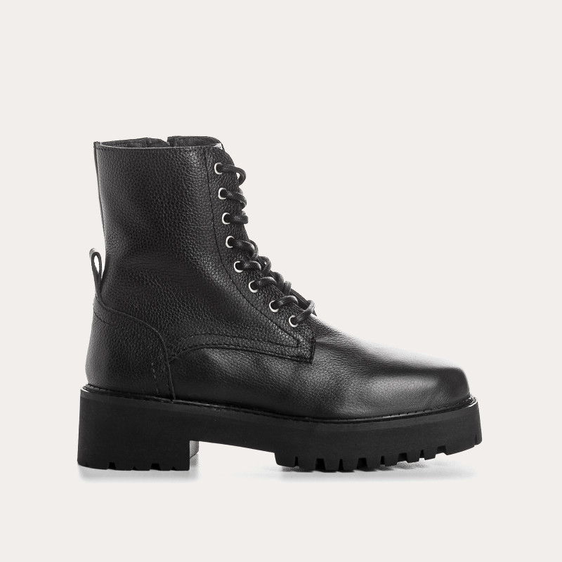 boots-noir-566wwh-1.jpg Boots à lacets en cuir grainé noir avec zip intérieur – Image 1