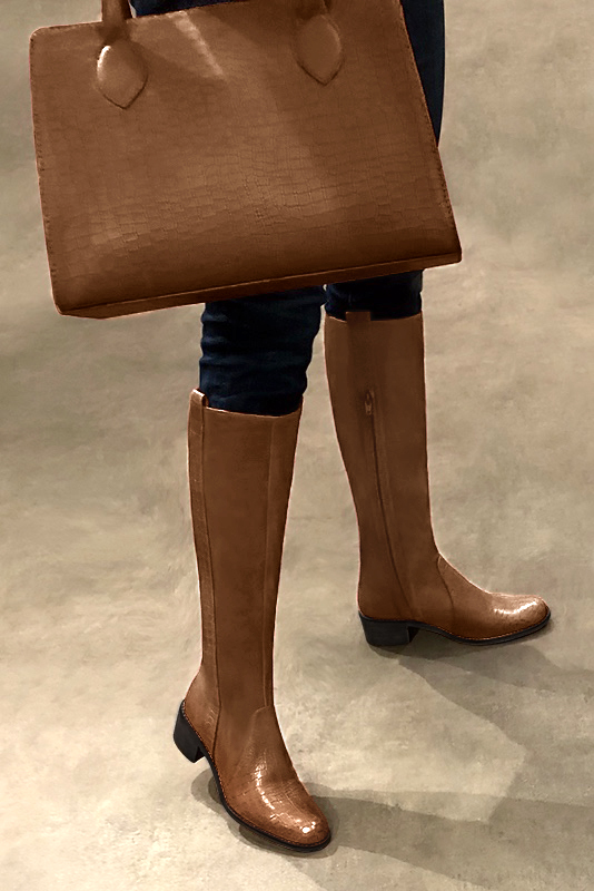 botte-cavaliere-femme-127ozq.jpg Bottes cavalière habillées femme sur mesure en cuir marron caramel à semelle en cuir de 4.5 cm Florence Kooijman – Image 1