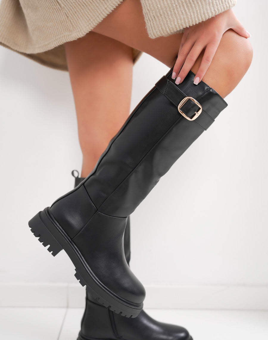 botte-cavaliere-femme-399axt.jpg Bottes femme noires style cavalière élégantes avec boucle dorée et semelle crantée – Image 1