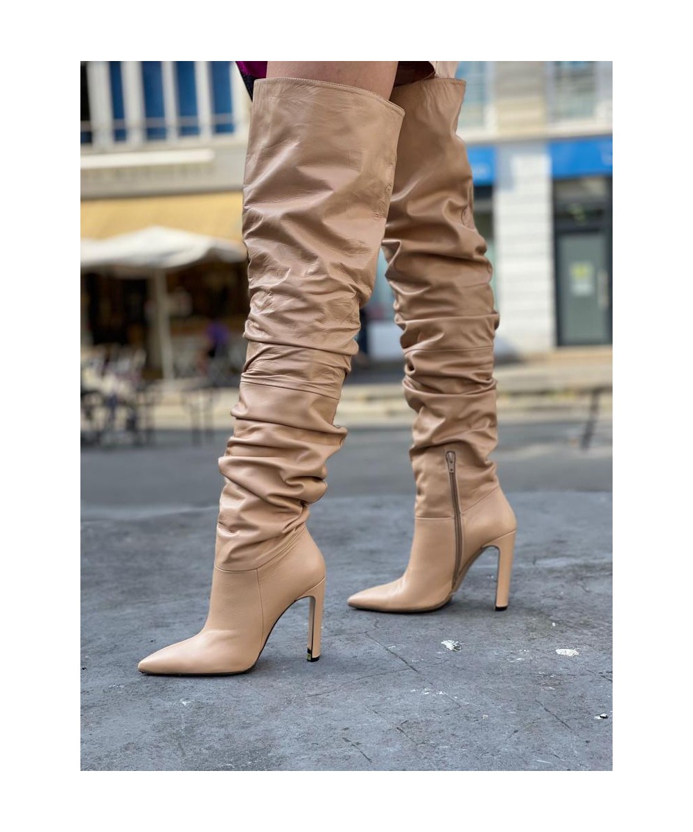 botte-cuissarde-femme-378ibj-1.jpg Soyez à la page sur la nouvelle signature haute couture OSMOSE SHOES PARIS : botte cuissarde cuir nude à talon haut – Image 1