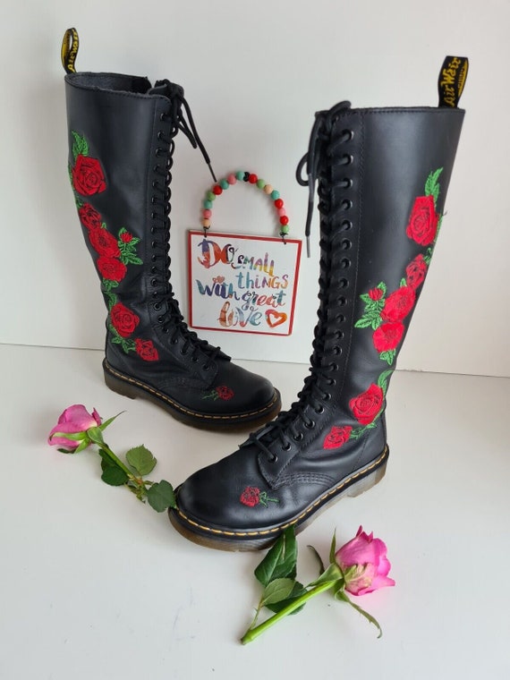 botte-dr-martens-809qxq-1.jpg Bottes Dr. Martens Rhonda Floral, grande hauteur genou Vonda Rose (UK4) Etsy France – Image 1