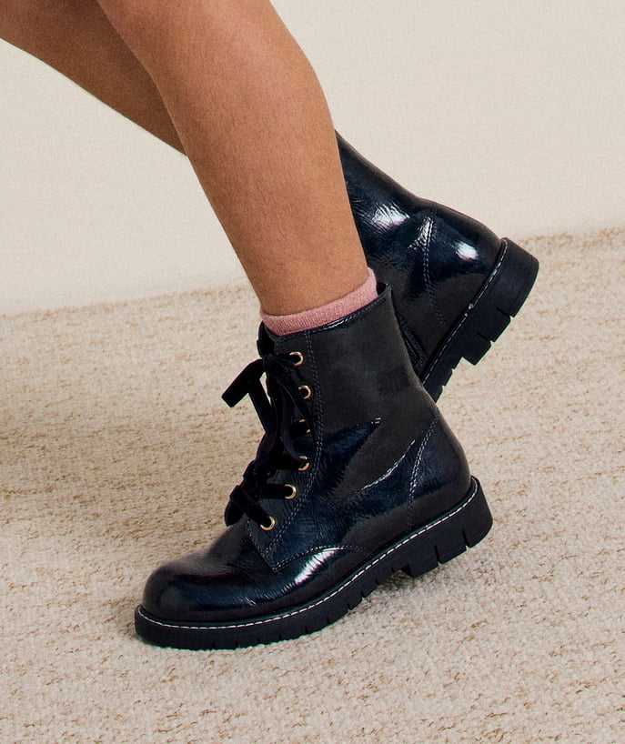 bottes-a-lacets-187kba-1.jpg Bottines fille noires vernies à lacets – Image 1