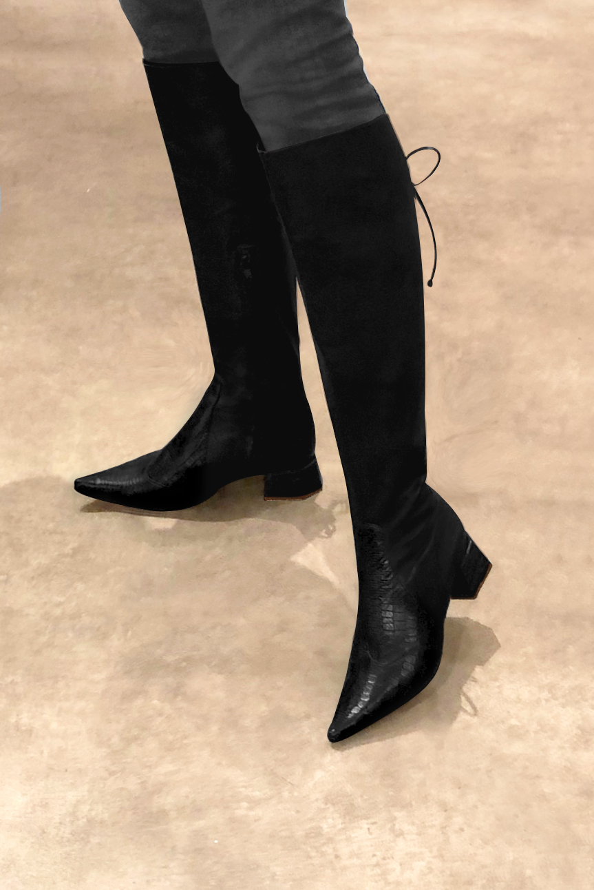 bottes-a-lacets-femme-144upl.jpg Bottes habillées femme sur mesure lacets arrière en cuir noir satiné à talon évasé de 3.5 cm Florence Kooijman – Image 1