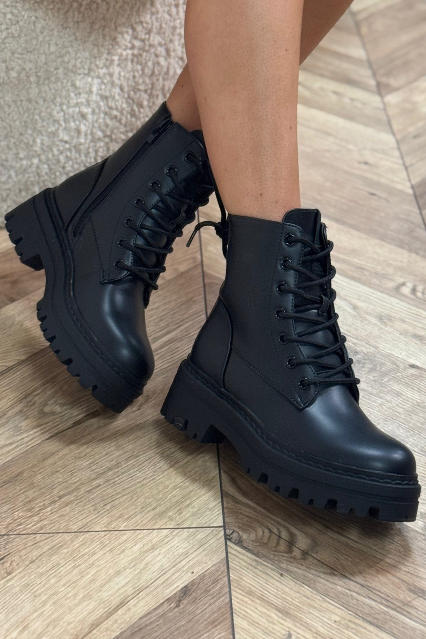 bottes-a-lacets-femme-803wbp.jpg Bottines Lacets Simili Cuir Style Rock Urbain – Image 1