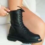 Bottines Noires à Lacets avec Détails Dorés : Sophistication et Tendance pour Femme