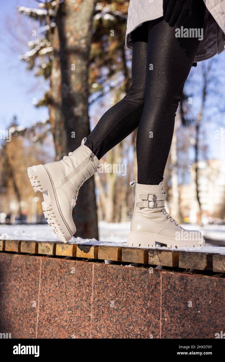 bottes-blanches-femme-833oai-1.jpg Femme en bottes blanches tendance sur neige blanche, gros plan. Jambes pour Femme dans des bottes en cuir d'hiver élégantes Photo Stock Alamy – Image 1