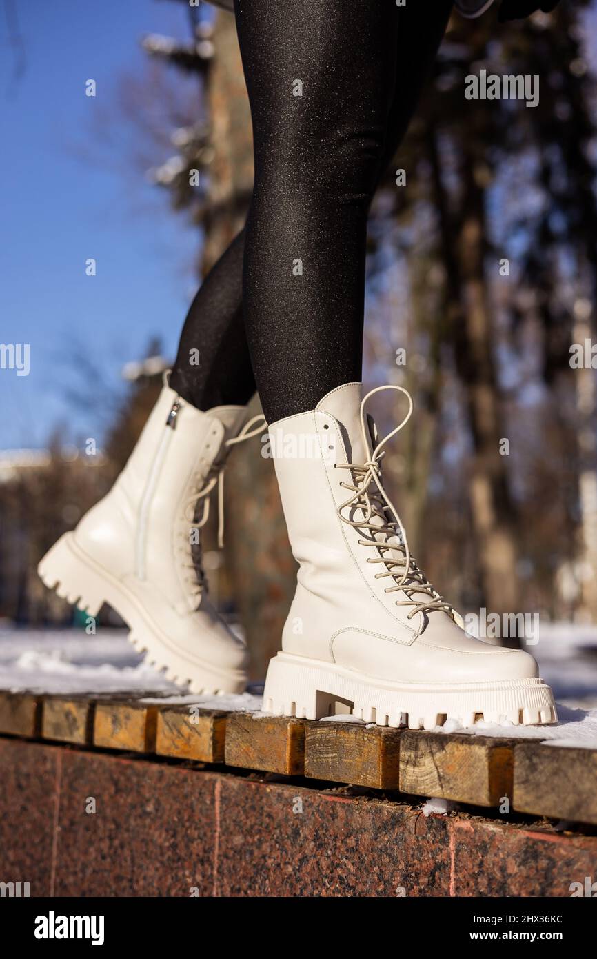 bottes-blanches-femme-934zzc-1.jpg Femme en bottes blanches tendance sur neige blanche, gros plan. Jambes pour Femme dans des bottes en cuir d'hiver élégantes Photo Stock Alamy – Image 1