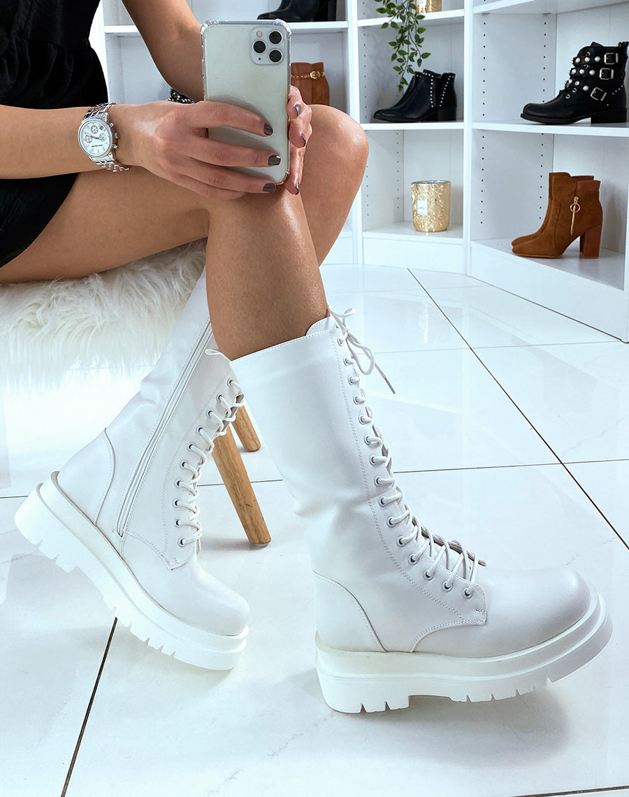bottes-blanches-femme-990gbs-1.jpg Bottes blanches hautes à lacets – Image 1