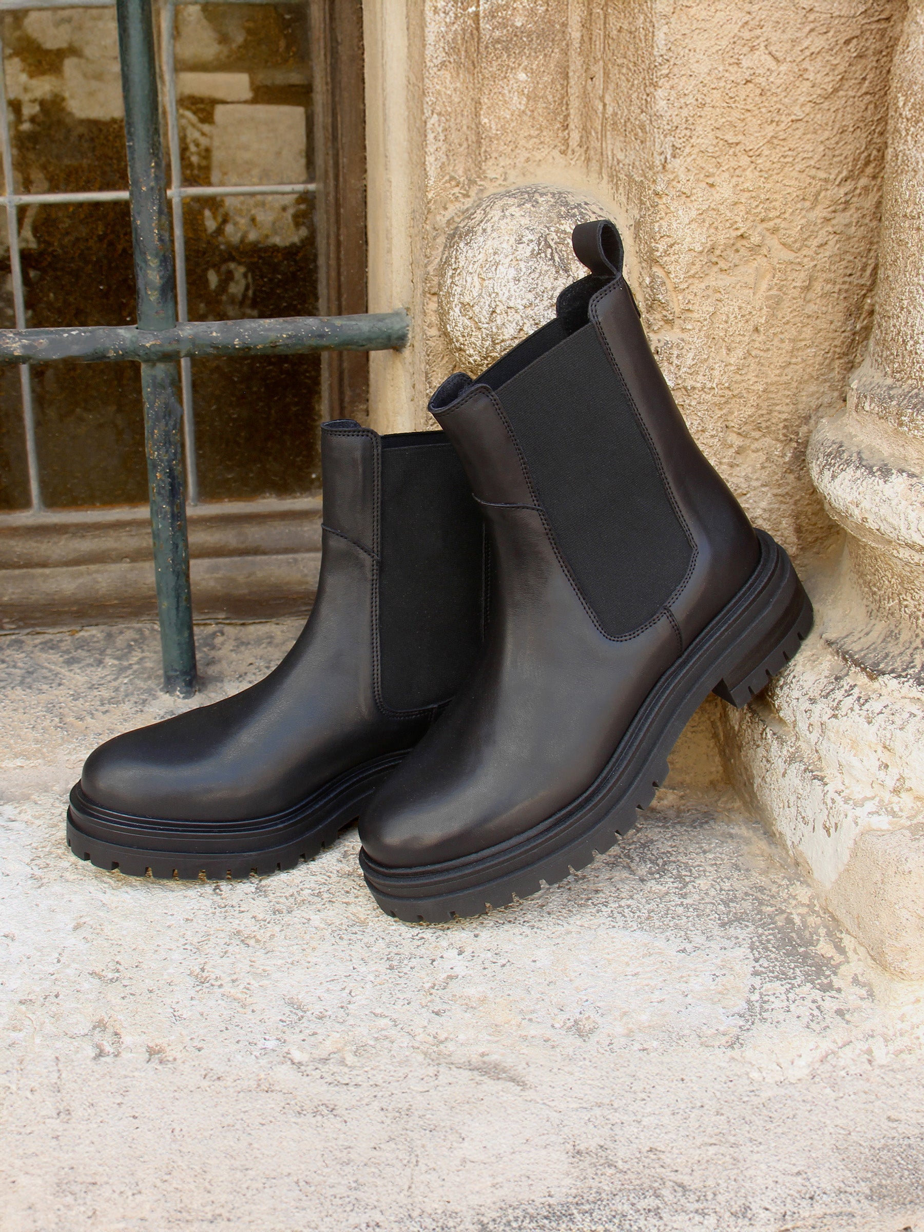 bottes-chelsea-femme-287nqi-1.jpg Bottines Chelsea crantées cuir noir – Image 1