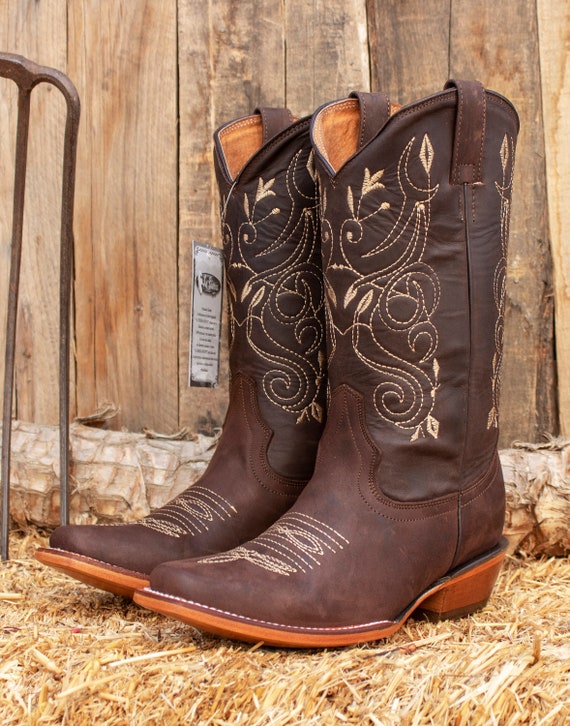 bottes-cowboy-561ztj-1.jpg BOTTES DE COWGIRL cowboy à bout carré en cuir avec broderies pour FEMMES Etsy France – Image 1