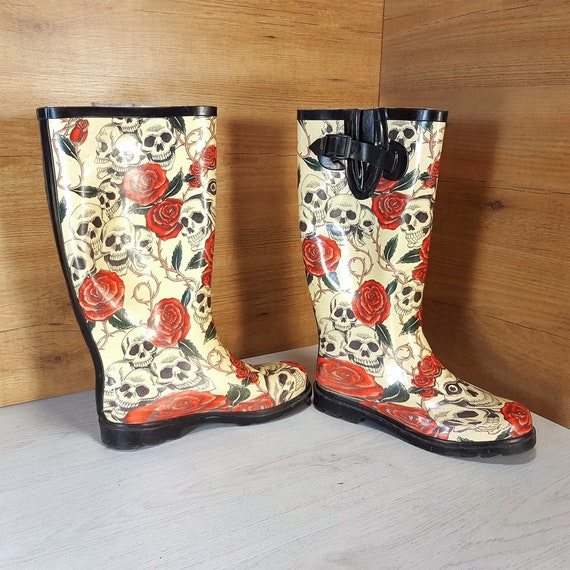 bottes-de-pluie-femme-originales-378koi-1.jpg Bottes de pluie italiennes vintage en caoutchouc : imprimé tête de mort et roses, femmes EU 38 Etsy France – Image 1