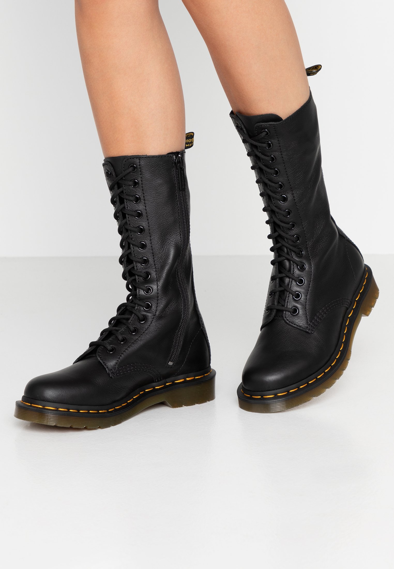 bottes-dr-martens-femme-650nrk-1.jpg Dr. Martens 1B99 Quad – Bottes Femme En Cuir, Semelle Compensée 4,8 Cm, Fermeture éclair, Lacets, Look Audacieux Bottines Femme Style Contemporain – Image 1
