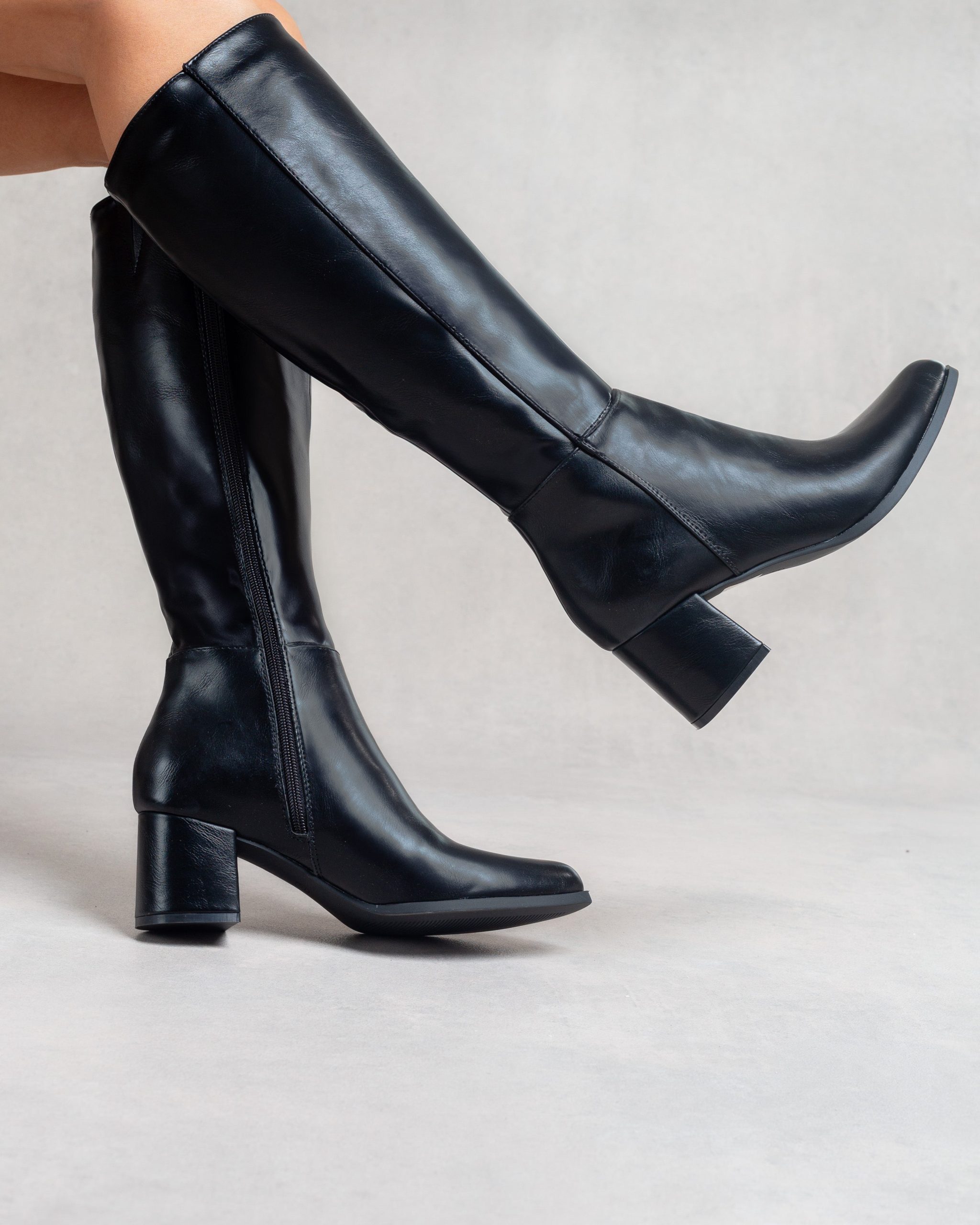 bottes-en-cuir-061ctt-1.jpg Bottes hautes à talon bloc – Simili cuir Noir – Image 1