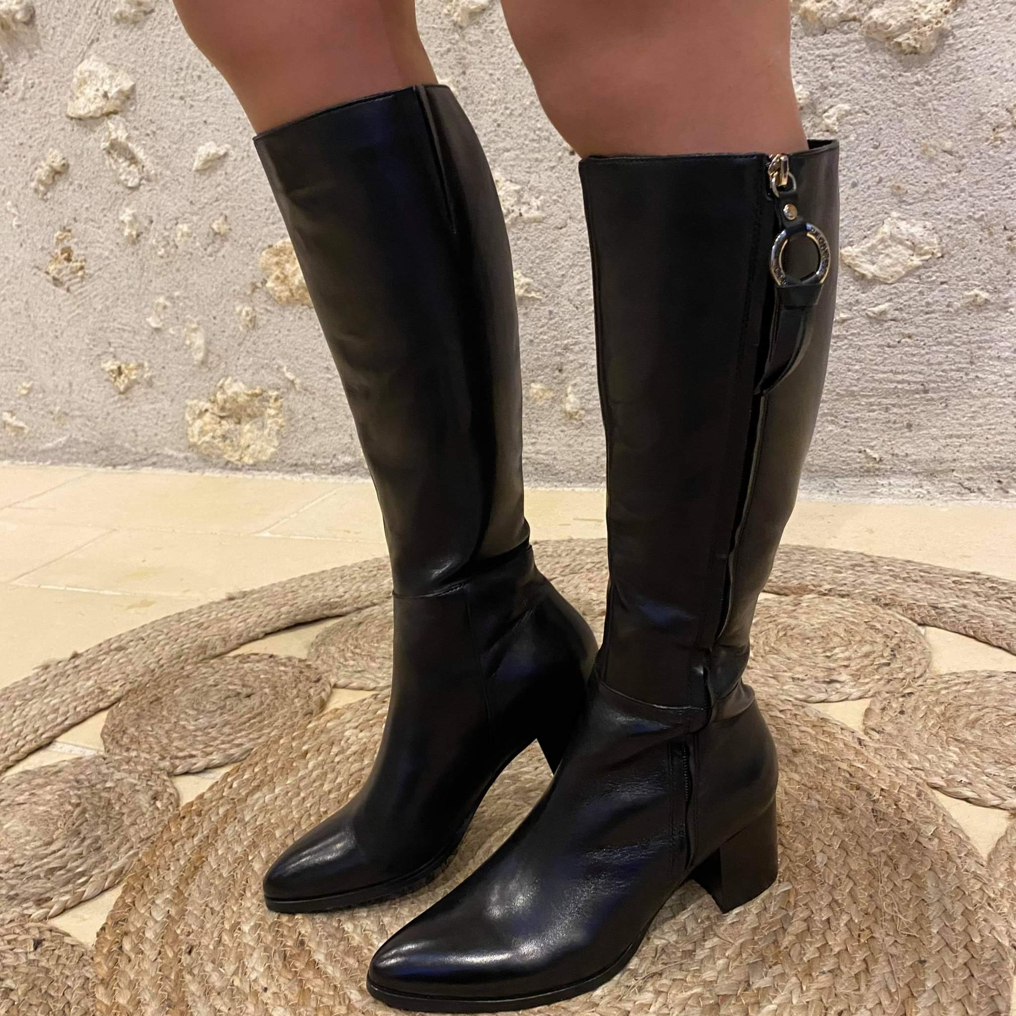 bottes-en-cuir-408zgl-1.jpg Bottes noires cuir à talon femme BOUTIQUE CAPRICES – Image 1