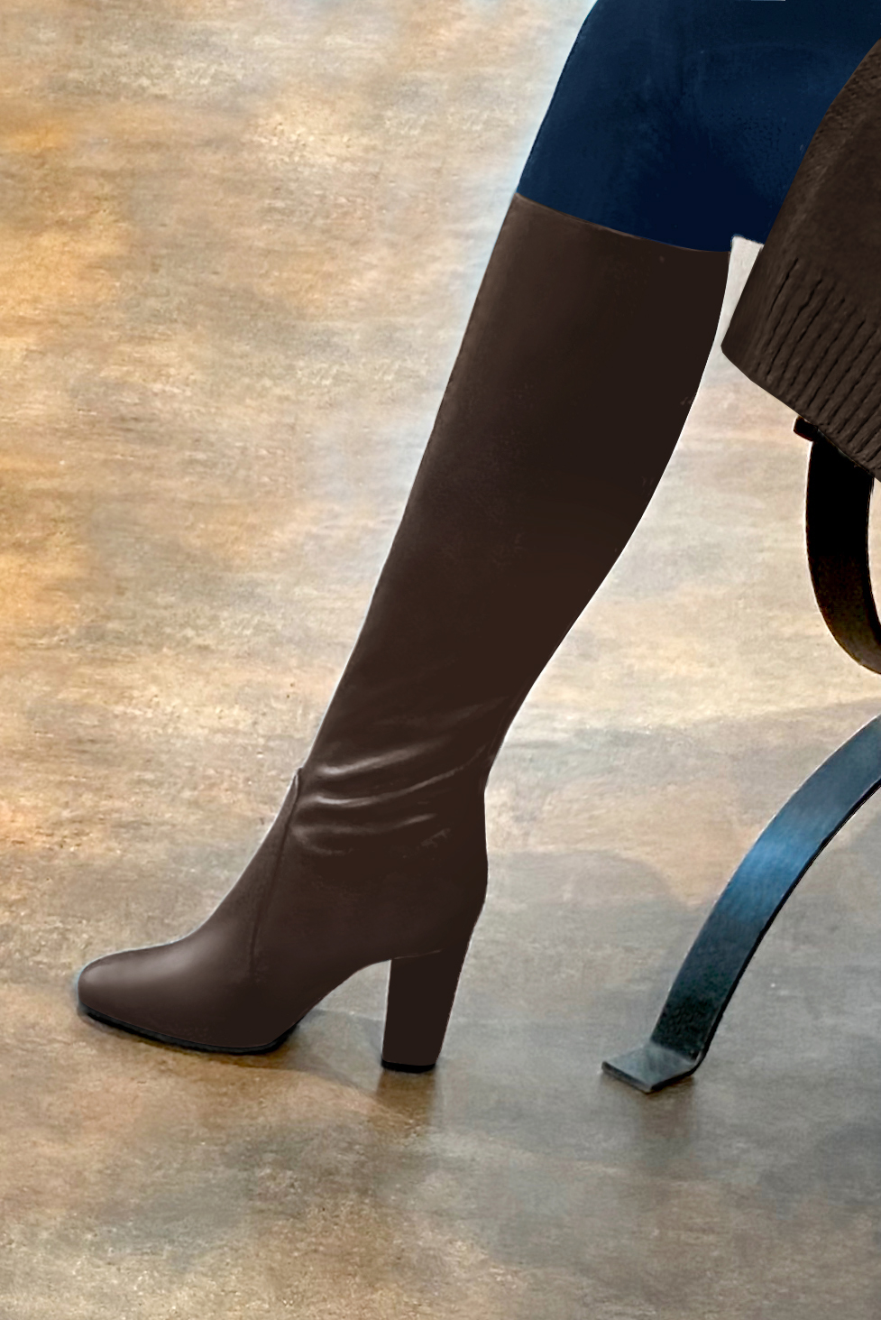bottes-en-cuir-900ljl-1.jpg Bottes habillées femme sur mesure en cuir marron ébène à talon bottier de 8.5 cm Florence Kooijman – Image 1