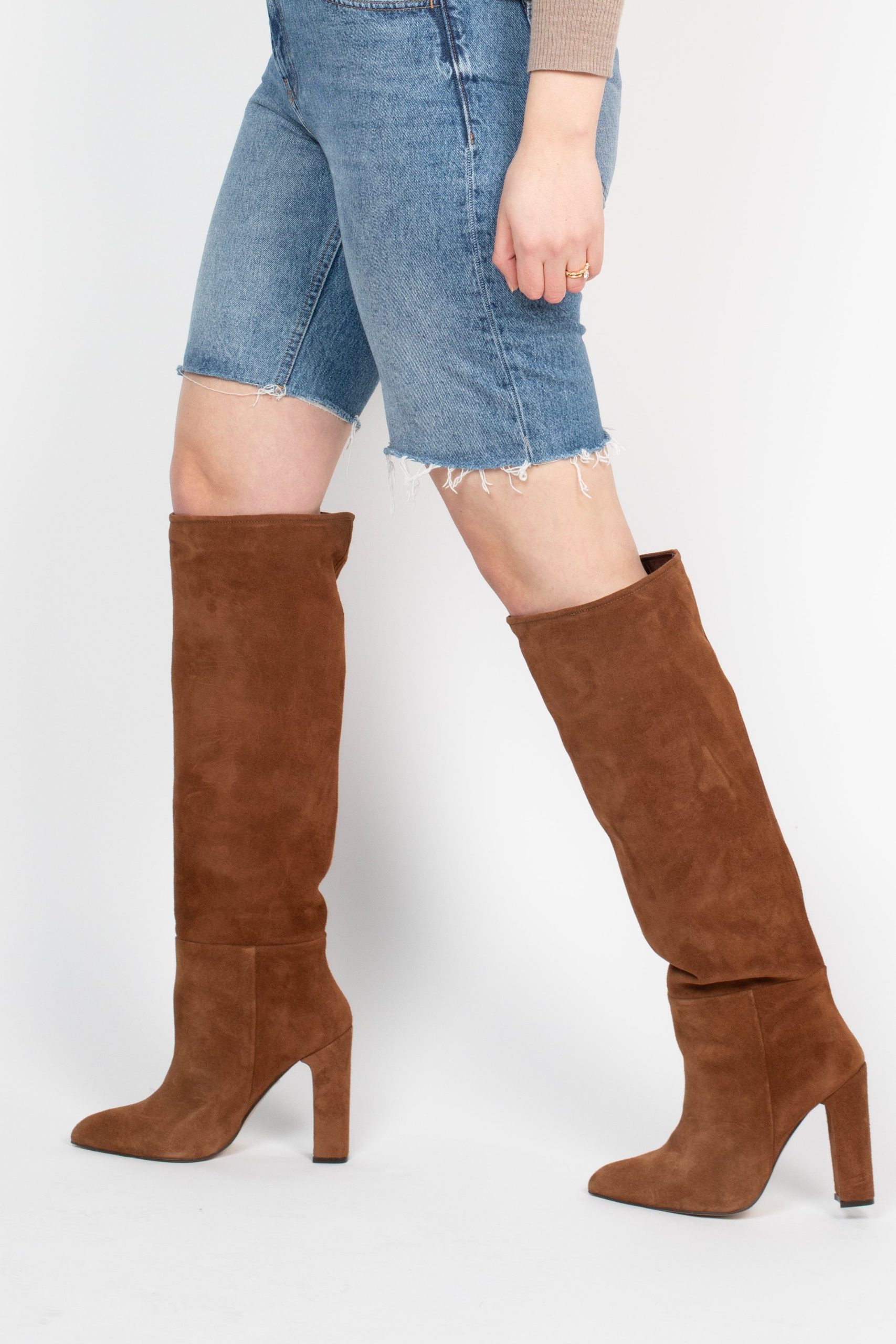 bottes-en-daim-femme-760dfu-1.jpg Botte Elegance – Talon 11 cm | Mollets Généreux – Daim marron Nahava – Image 1