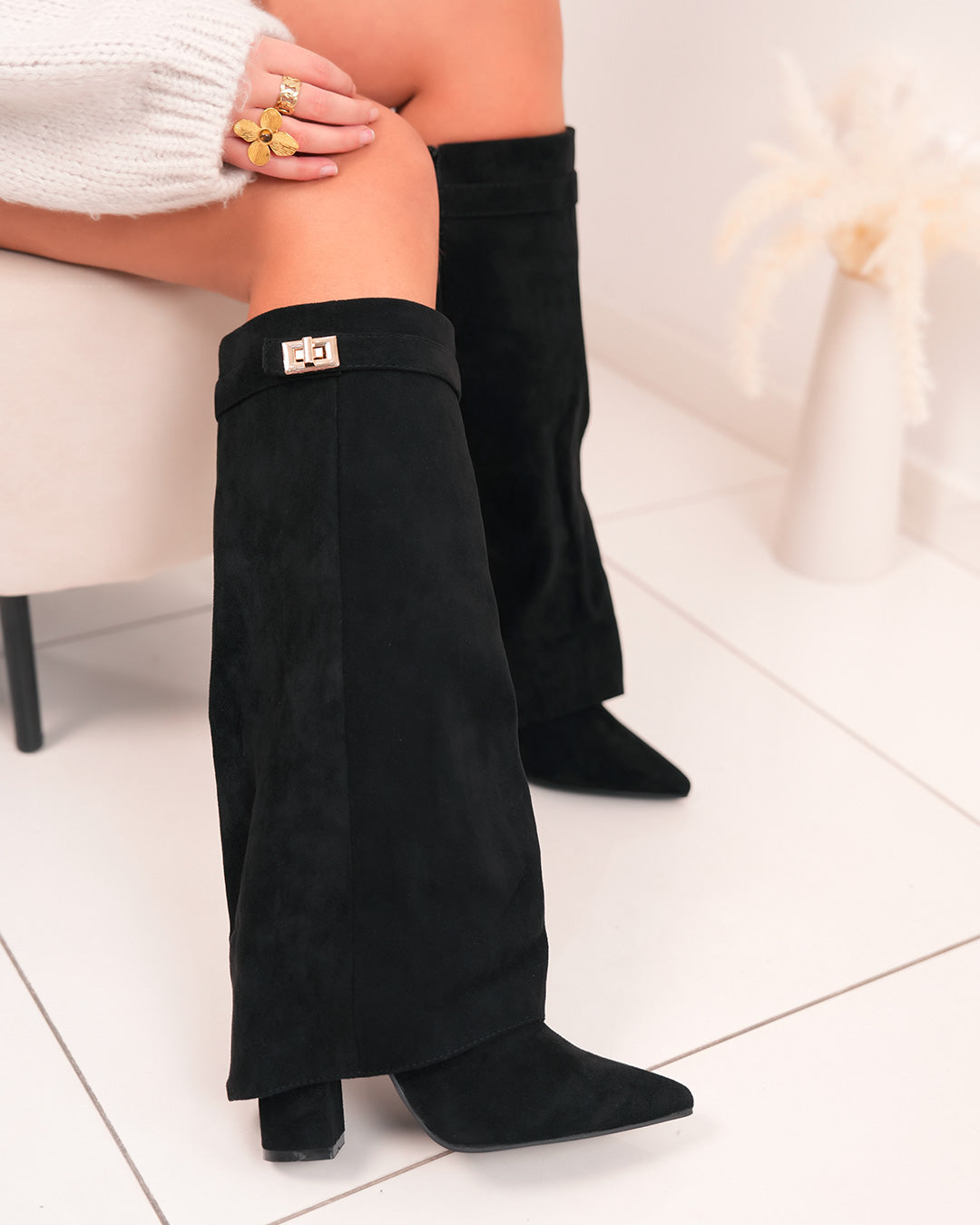 bottes-en-daim-femme-901nbq-1.jpg Bottes femme noires en suédine à revers et talon carré élégant – Image 1