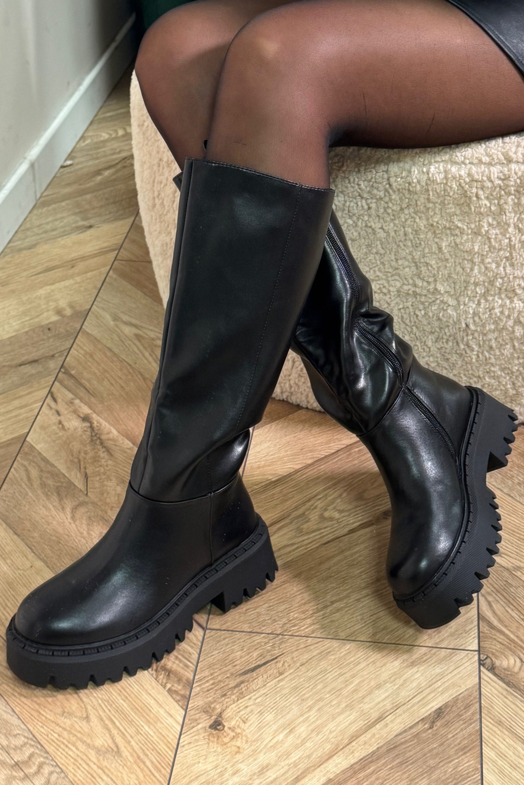 bottes-femme-plates-422mny-1.jpg Bottes Femme à Plate forme en Simili Cuir Style Audacieux – Image 1