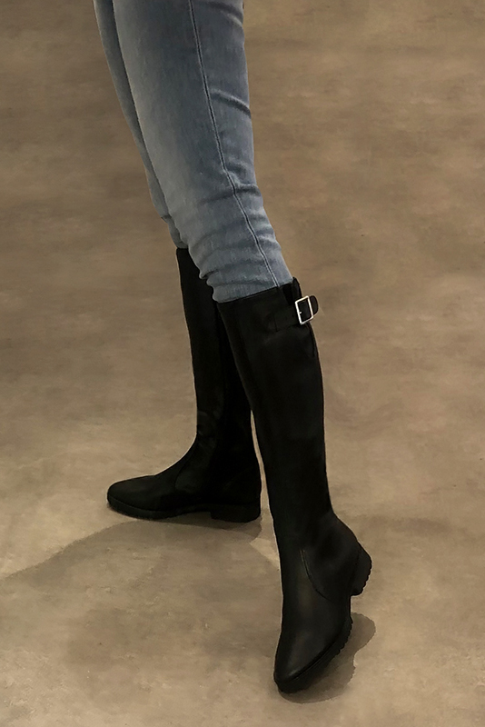 bottes-femme-plates-558wlv-1.jpg Bottes cavalière habillées femme sur mesure en cuir gris acier à semelle en gomme Florence Kooijman – Image 1