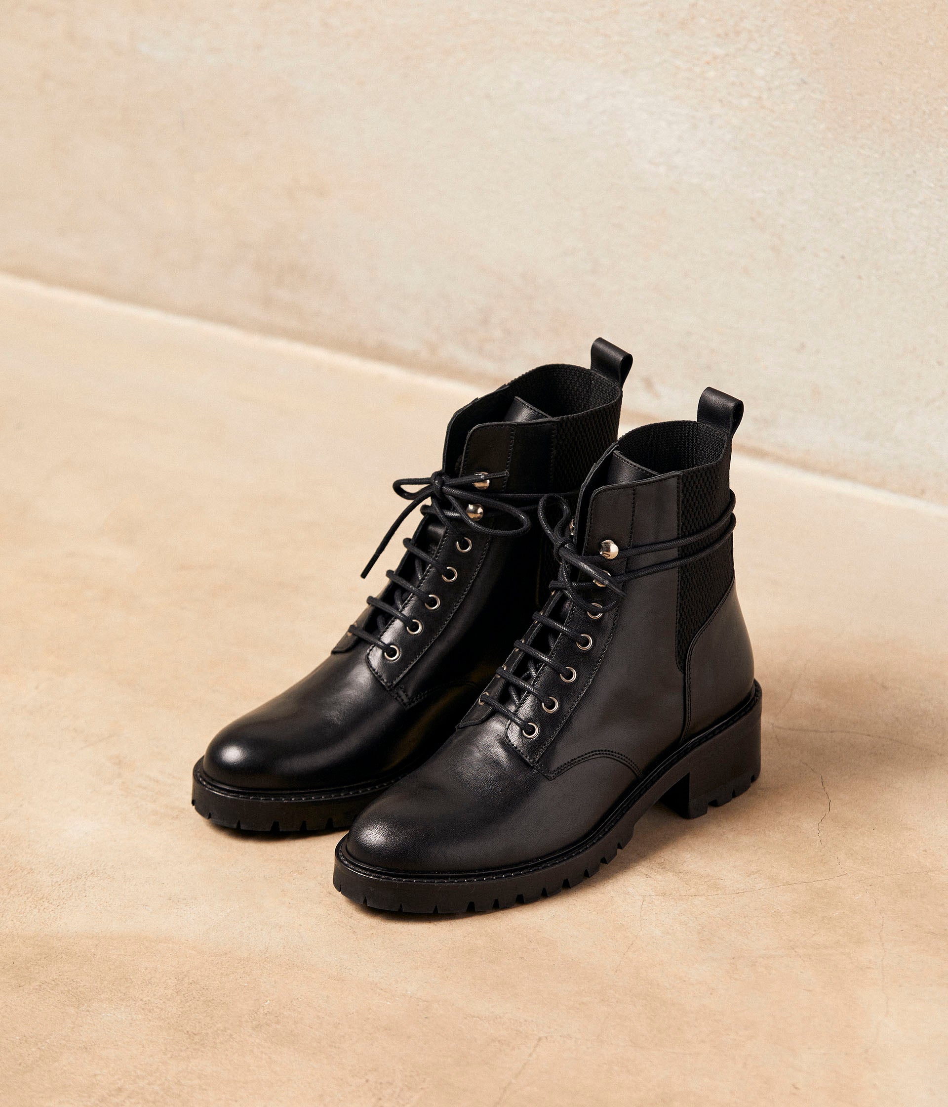bottes-lacets-femme-867kgs-1.jpg Boots lacets noires Azélie – Image 1
