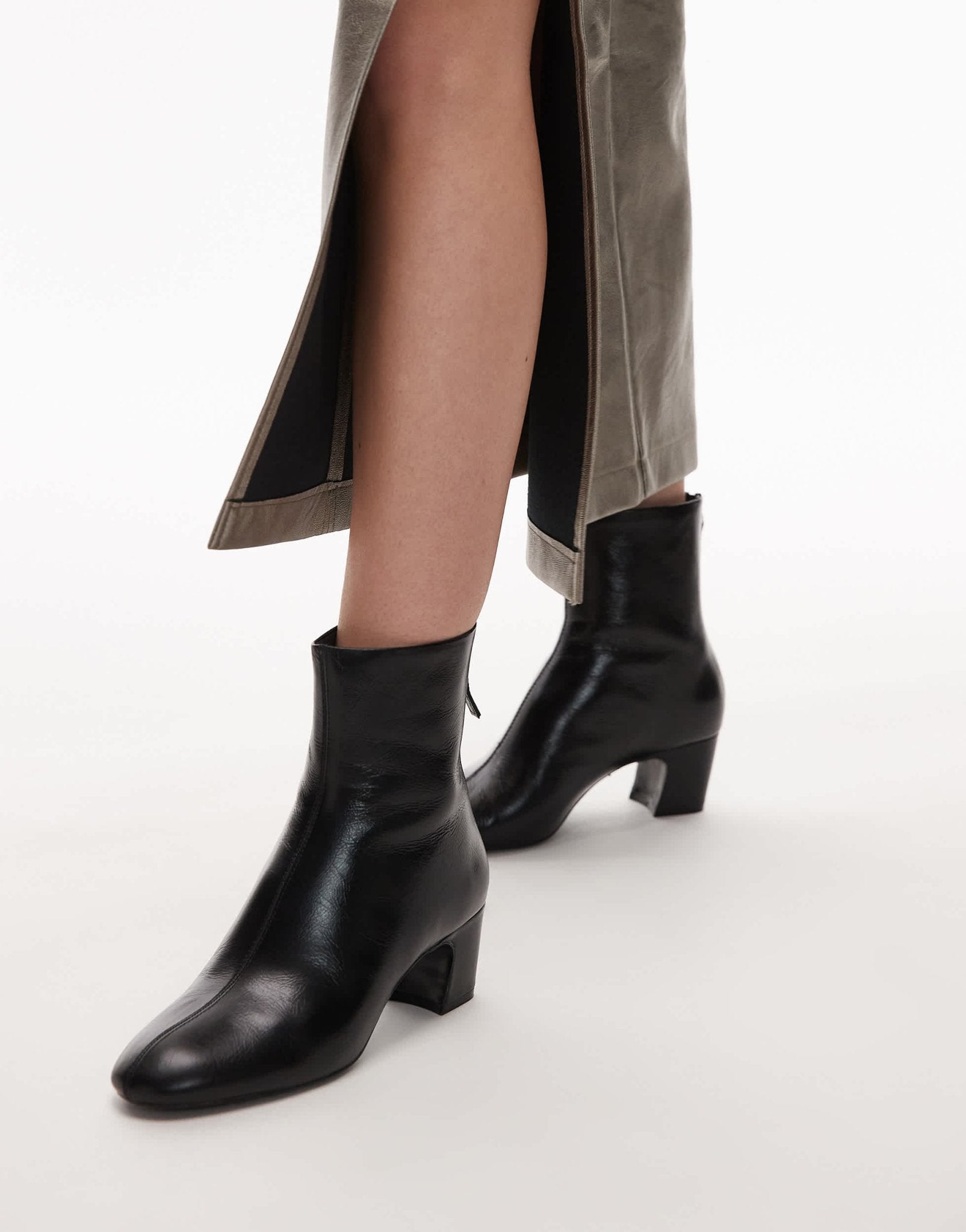 bottes-mango-619cmo-1.jpg Bottes Mango en cuir à bout rond en noir – ASOS Sample Sale EU Store – Image 1