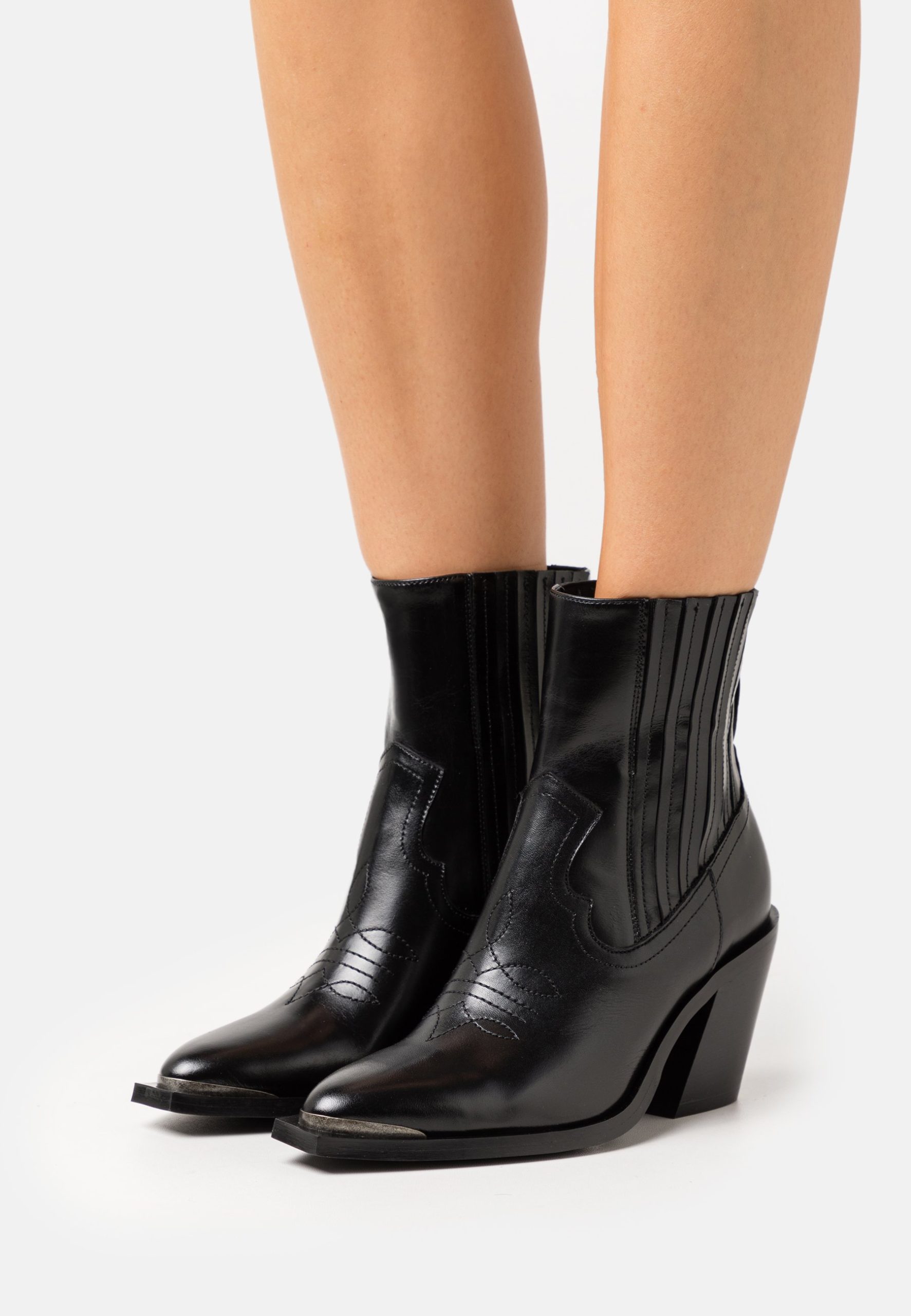 bottes-minelli-256kms-1.jpg Chelsea Bottines Noires Femme Minelli Chelsea Bottes Minelli 2018 Boots Cuir Bottine 2018 Femme Bottines – Image 1