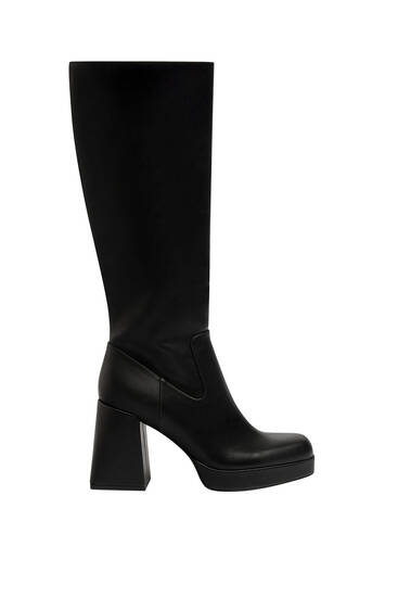bottes-pull-and-bear-672qqn-1.jpg bottes hautes a talon de Pull and Bear sur SCANDALOOK | Ton appli mode qui révolutionne le shopping! – Image 1