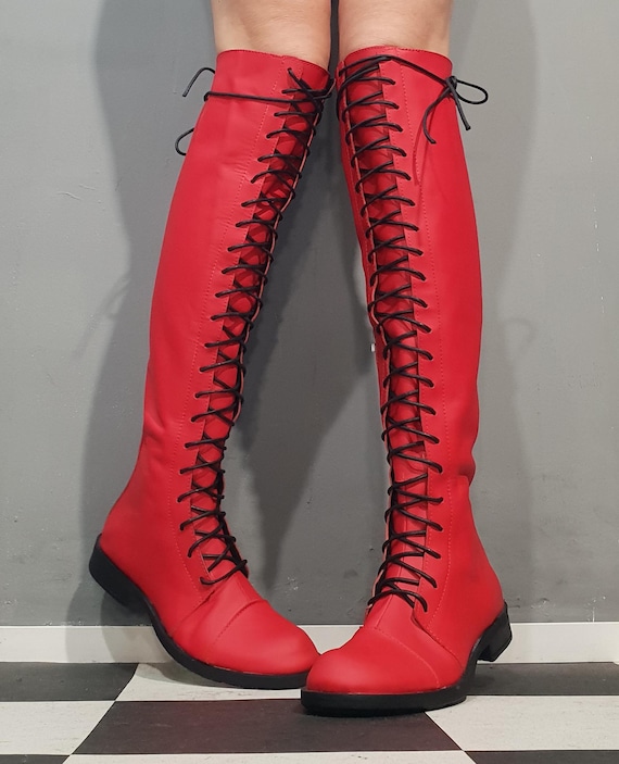 bottes-rouges-683kqn-1.jpg Bottes plates rouges, Bottes hautes en cuir rouges, Chaussures extravagantes, Véritables bottes pour femme, Chaussures gothiques, Bottes longues, Chaussures artisanales Etsy France – Image 1