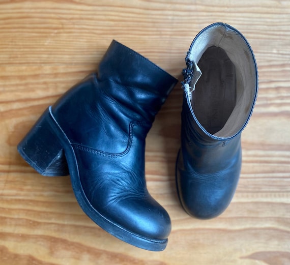 bottes-san-marina-586unc-1.jpg Boots en cuir noir vintage Y2K San Marina hauteur cheville à talons épais, Pointure 35/35.5 Etsy France – Image 1