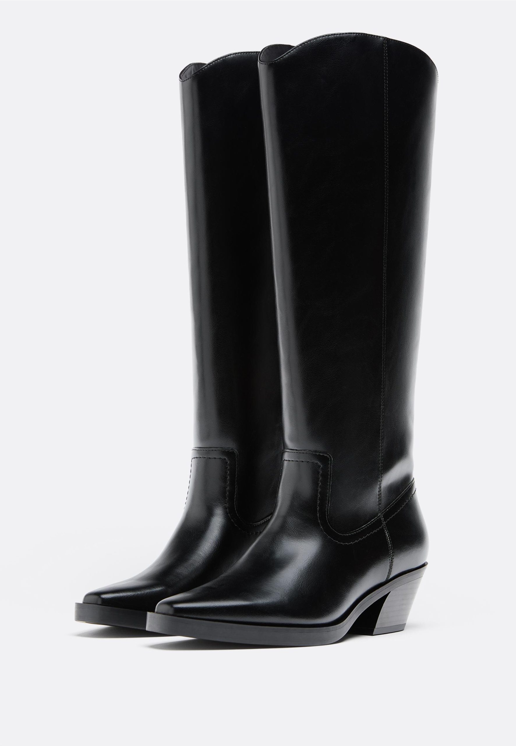 bottes-stradivarius-200uos-1.jpg Bottes d'inspiration cowboy noires à tige lisse – Image 1
