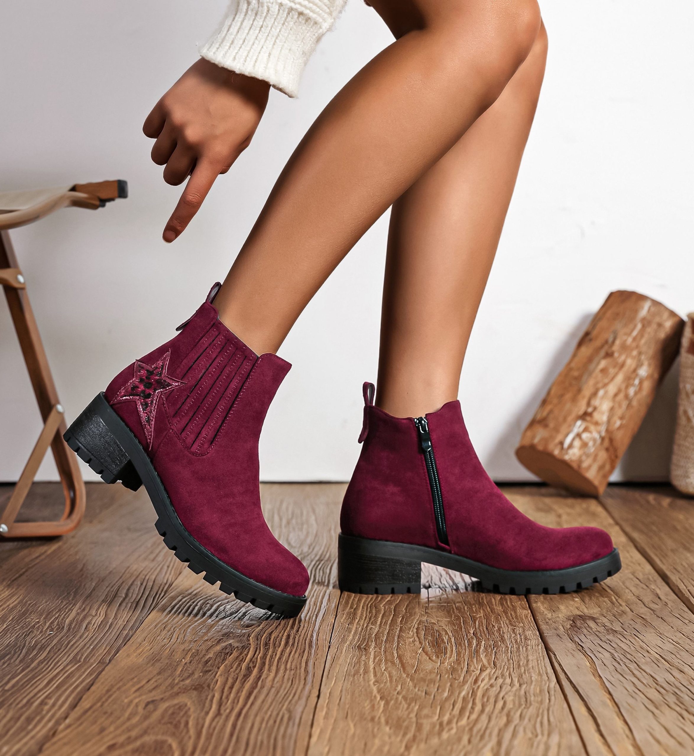 bottines-daim-697qol-1.jpg Bottines bordeaux en daim motif étoiles – Image 1