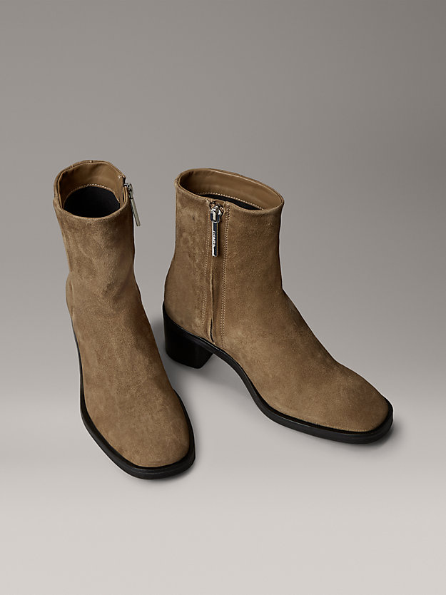 bottines-daim-954dcq-1.jpg Bottines en daim à bout carré et fermeture éclair Calvin Klein® | HW0HW02592GE5 – Image 1