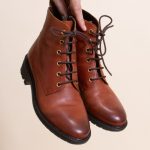 Bottines plates à lacet cuir cognac
