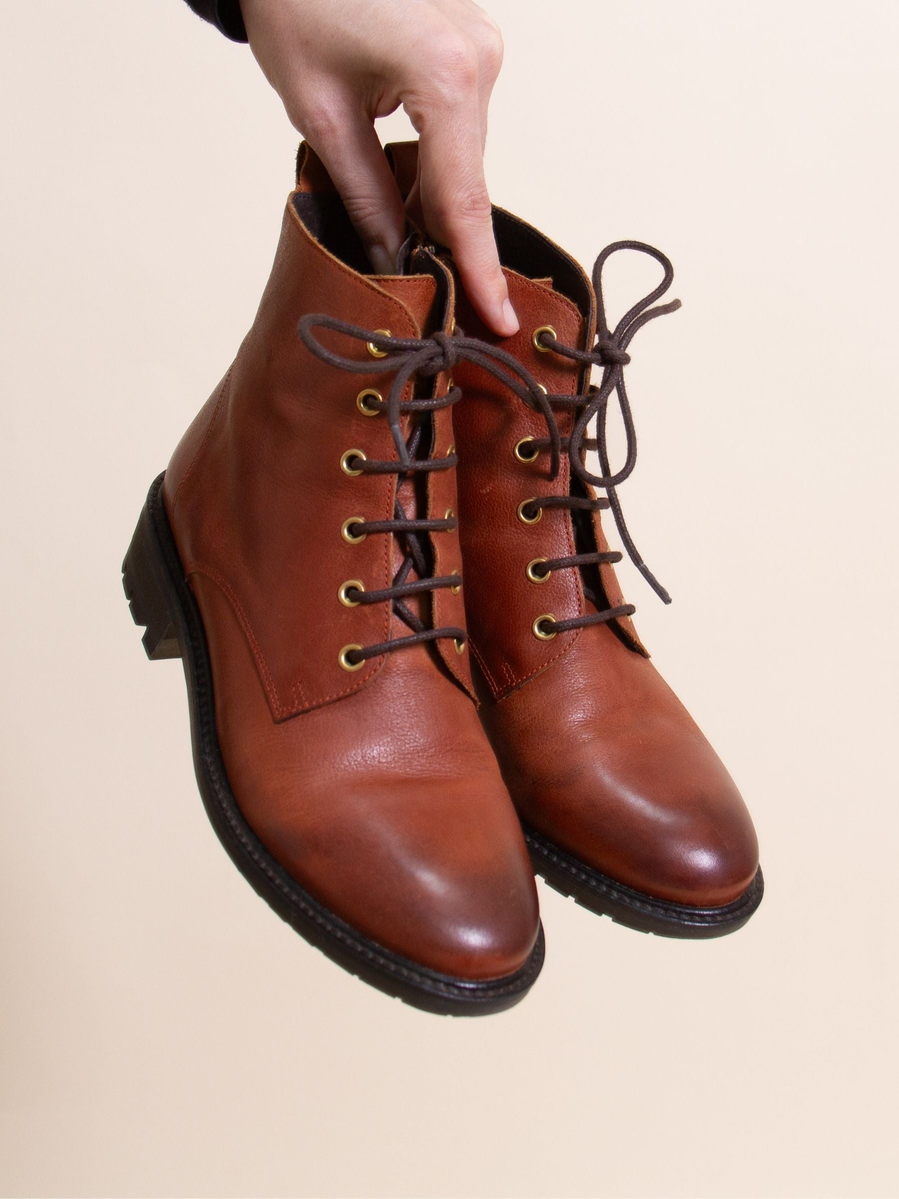 bottines-femme-plate-249sua-1.jpg Bottines plates à lacet cuir cognac – Image 1