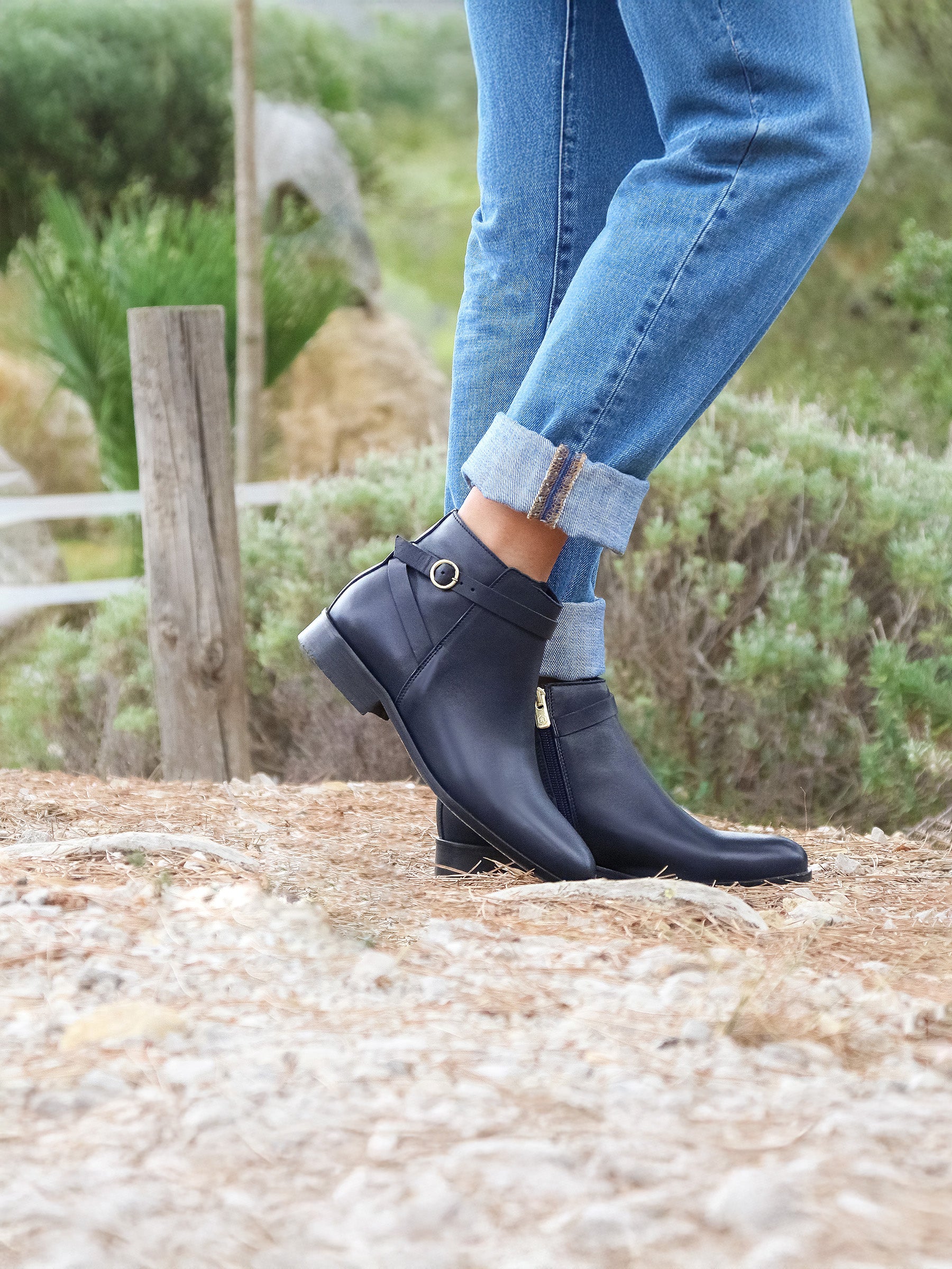 bottines-femme-plate-602hmz-1.jpg Bottines cavalières plates cuir bleu – Image 1