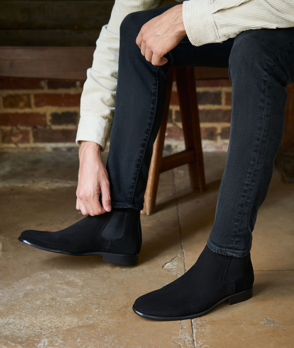bottines-homme-daim-132pjc.png Bottines Chelsea Homme Daim – Enfiler, Panneaux élastiques, Semelle Caoutchouc, Noir Marron Bleu, 38 48 Bottes Look Vintage – Image 1