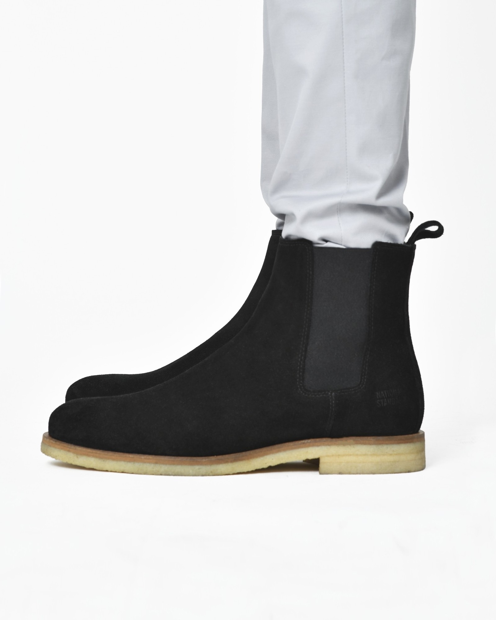 bottines-homme-daim-327krd-1.jpg Bottines en daim noir National Standard – Image 1