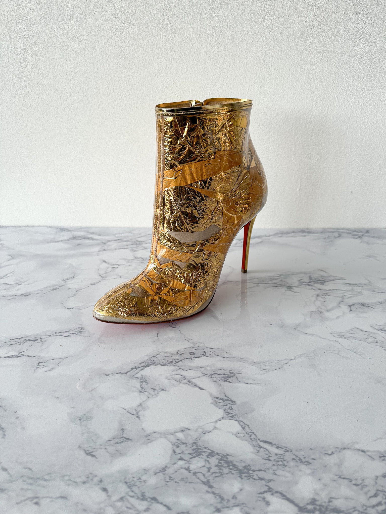 bottines-louboutin-008lsv-1.jpg Bottines Christian Louboutin Booty Cap 100 en Perspex effet feuilleté – House Of Huntington – Image 1