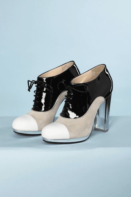 bottines-louboutin-089igj.png Boots Louboutin vernis noir daim et cuir blanc – Image 1