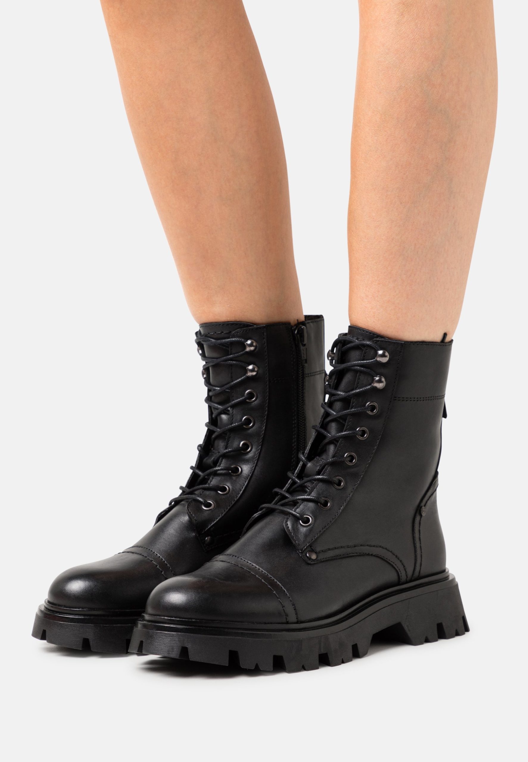 san-marina-bottes-675mib-1.jpg San Marina Bottines A Lacets Chaussea Chaussea Bottine Talon San Marina Chaussea Bottine Noir San Marina – Image 1