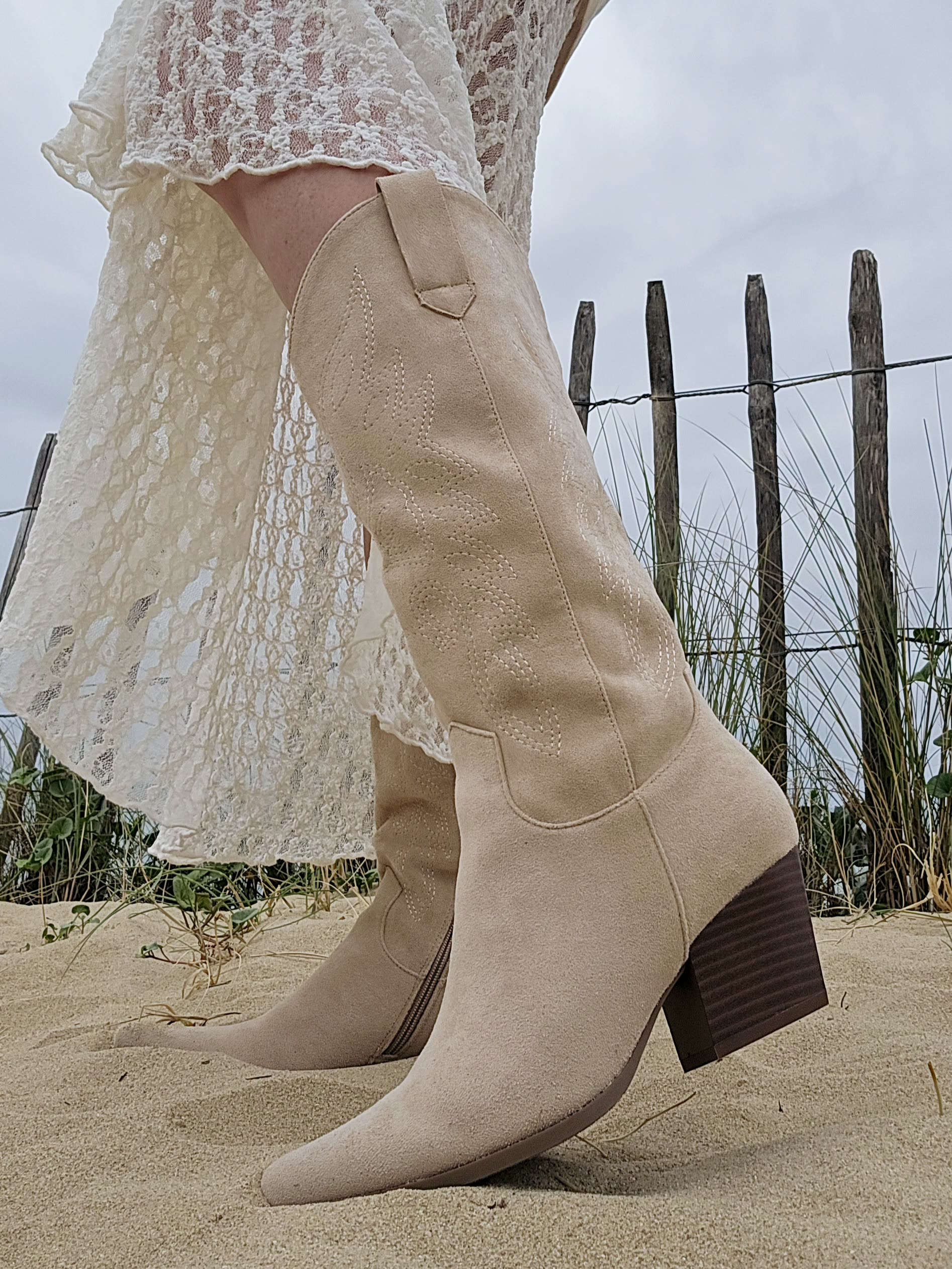 santiag-beige-240bfk-1.jpg Bottes santiags brodées Beige – Image 1